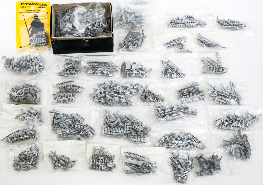 Wargames Miniatures: Wargames Miniatures. Lot measures 15 x 11 x 3 in. for shipping purposes. The absence of a condition report does not imply that the lot is in perfect condition or completely free from wear and tear, im