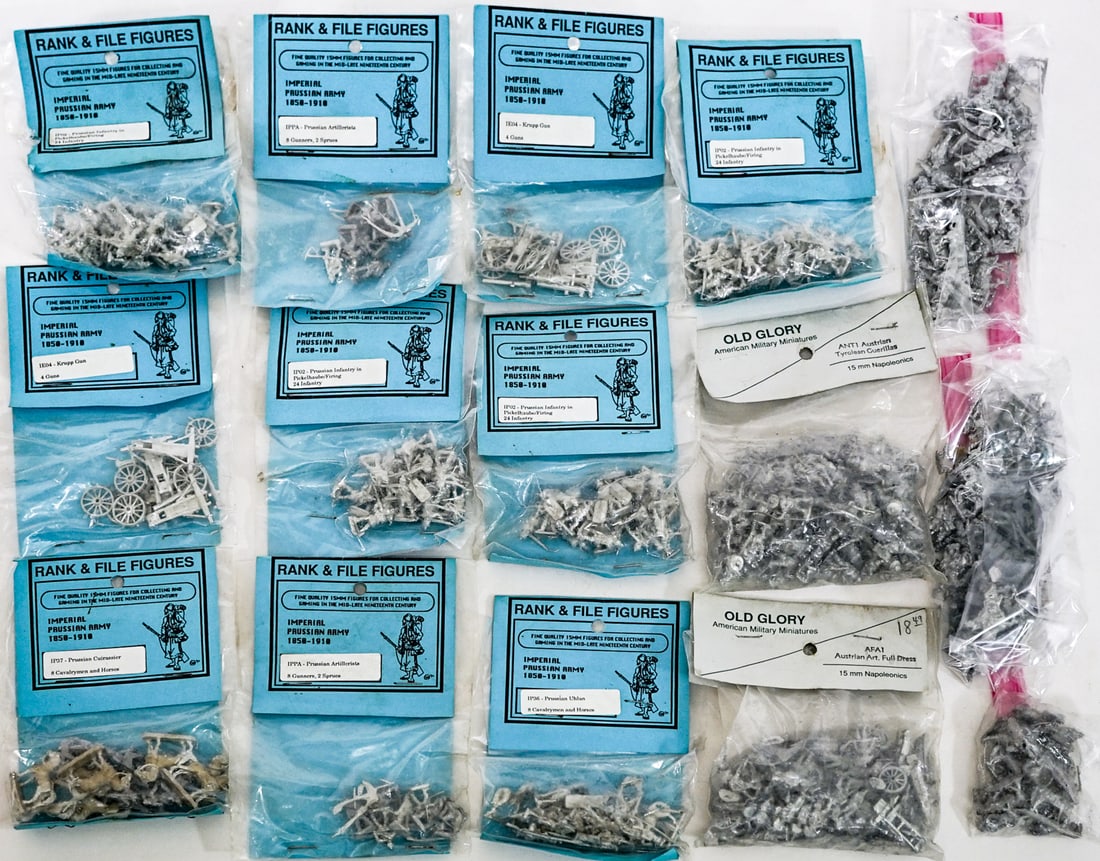 Wargames Miniatures.: Wargames Miniatures. Lot measures 15 x 11 x 3 in. for shipping purposes. The absence of a condition report does not imply that the lot is in perfect condition or completely free from wear and tear, im