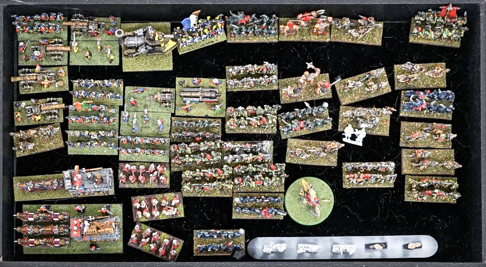 Wargames Miniatures: Lot measures 10 x 8 x 10 in. for shipping purposes. The absence of a condition report does not imply that the lot is in perfect condition or completely free from wear and tear, imperfections, or the c