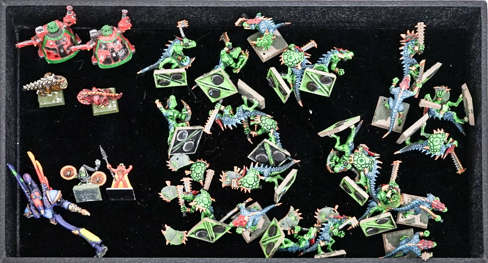 Wargames, D & D Miniatures: Lot measures 10 x 8 x 10 in. for shipping purposes. The absence of a condition report does not imply that the lot is in perfect condition or completely free from wear and tear, imperfections, or the c