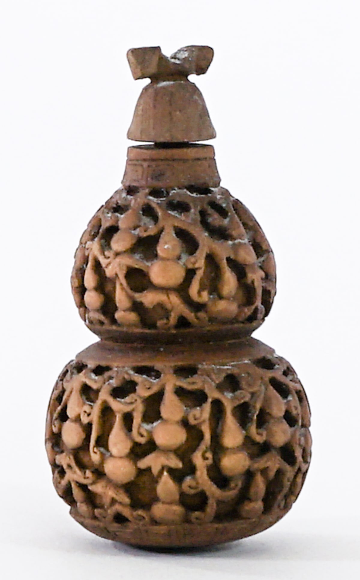 Chinese Carved Wood / Gourd Snuff Bottle: Chinese carved wood or gourd snuff bottle. Note snuff spoon lacking from stopper. Measures 3.5 in. tall x 1.5 in. diameter. Lot measures 3.5 in. H x 1.5 in. W x 1.5 in. D for shipping purposes only.
