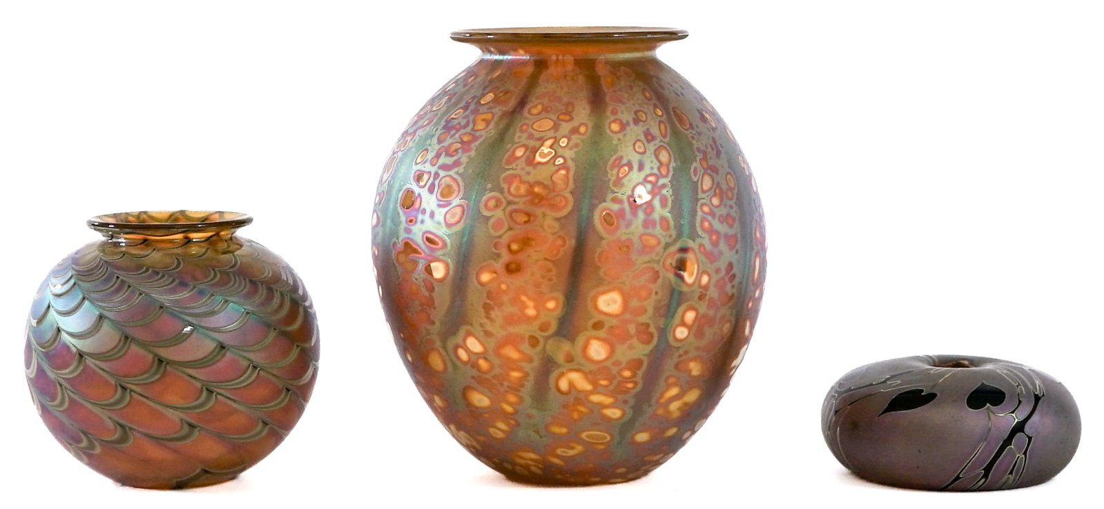 Craig Zweifel (3) SIGNED Art Glass Vases: Three (3) Craig Zweifel art glass items measure 1.25 to 4.75 in. high x 2.75 to 4.25 in. wide. No evident cracks, chips or repairs. Lot measures 4.75 in. H x 4.25 in. W x 10 in. D for shipping purpose
