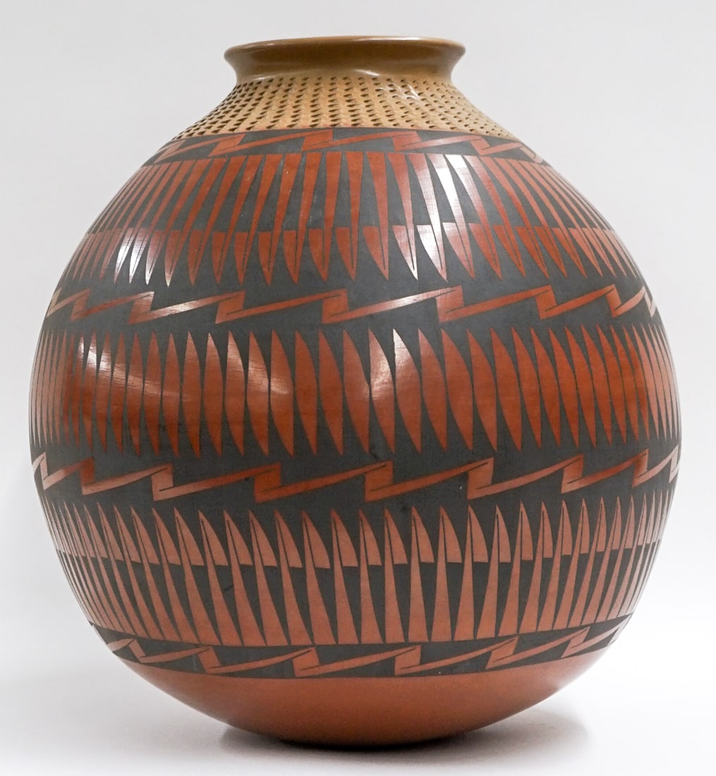 Armando Silveira Large Pot: Measures 14.5 x 12.5 x 12.5 inches. No chips or cracks, sidewall has two scuffs. The absence of a condition report does not imply that the lot is in perfect condition or completely free from wear and 