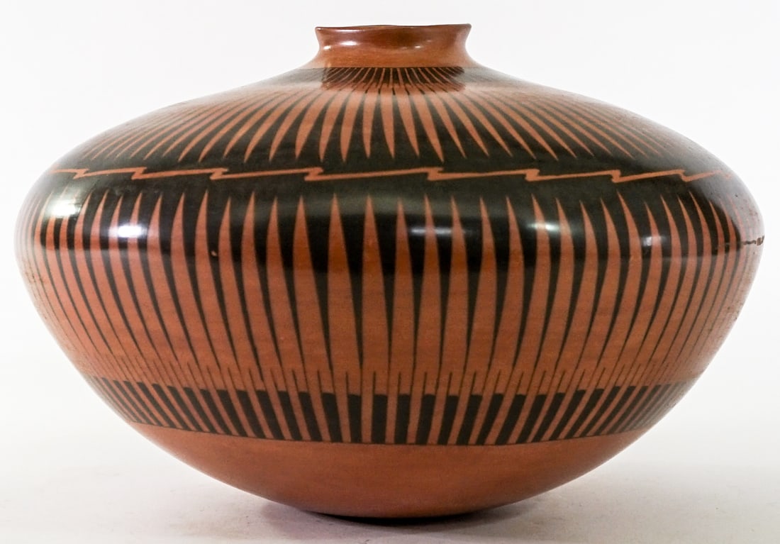 Julio Ledezma (Mata Ortiz) SIGNED Pottery Vase (1 of 5)