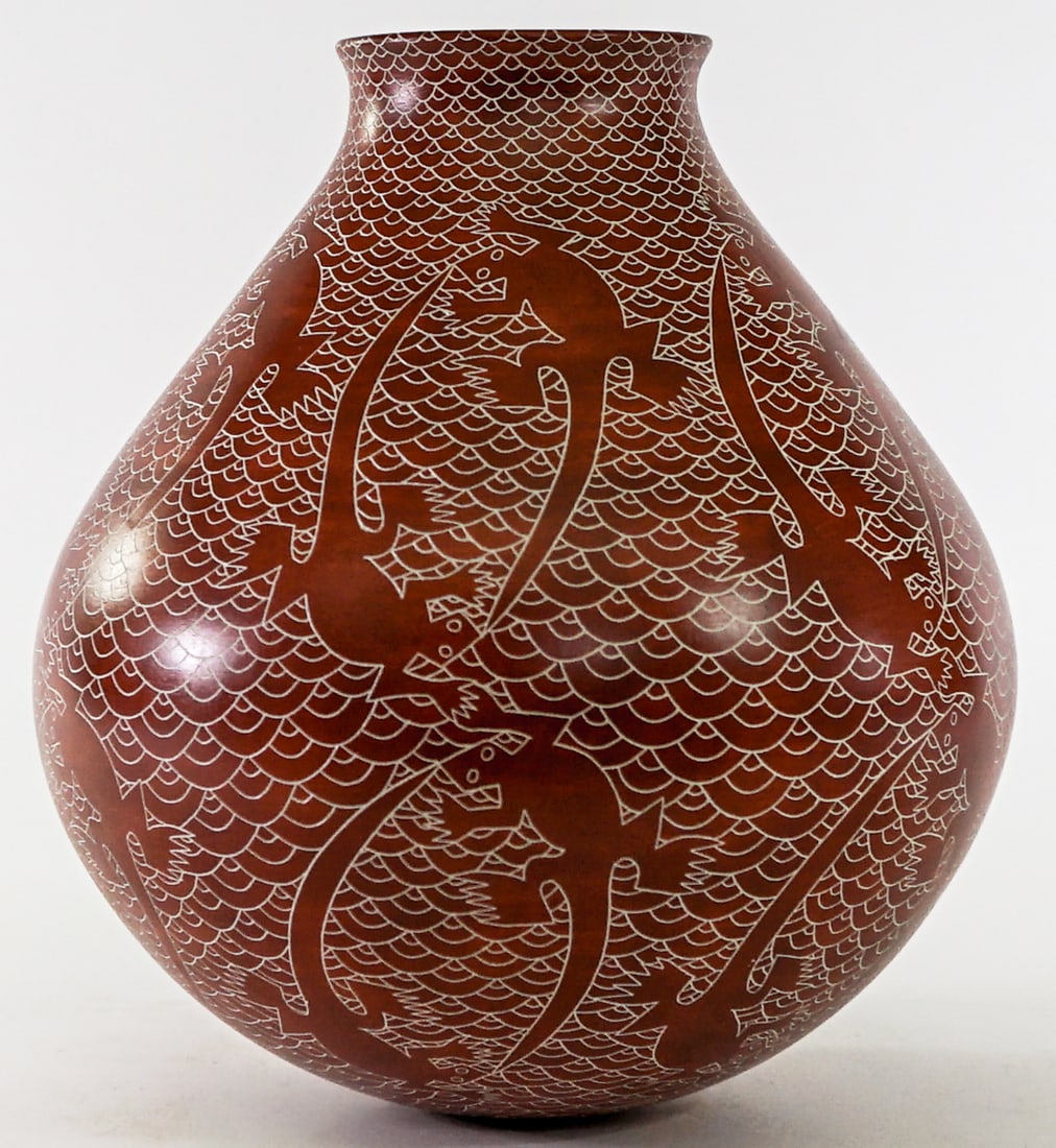 Leonel Lopez Saenz (Mata Ortiz) 9.5IN Olla: Leonel Lopez Saenz (Mata Ortiz ) pottery vase olla SIGNED underside. Measures 9.5 in. tall x 8 in. diameter. Lizard design. No evident cracks, chips or repairs. Lot measures 9.5 in. H x 8 in. W x 8