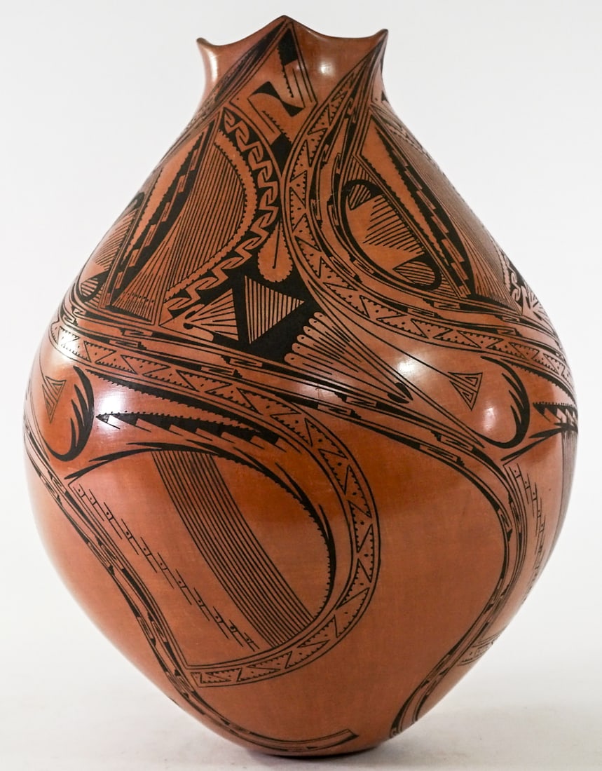 Yolanda Lopez Quezada SIGNED 12IN Olla: Yolanda Lopez Quezada (Mata Ortiz) olla vase signed underside. Measures 12 in. tall x 8 in. diameter. No evident cracks, chips or repairs. Lot measures 12 in. H x 8 in. W x 8 in. D for shipping purpos