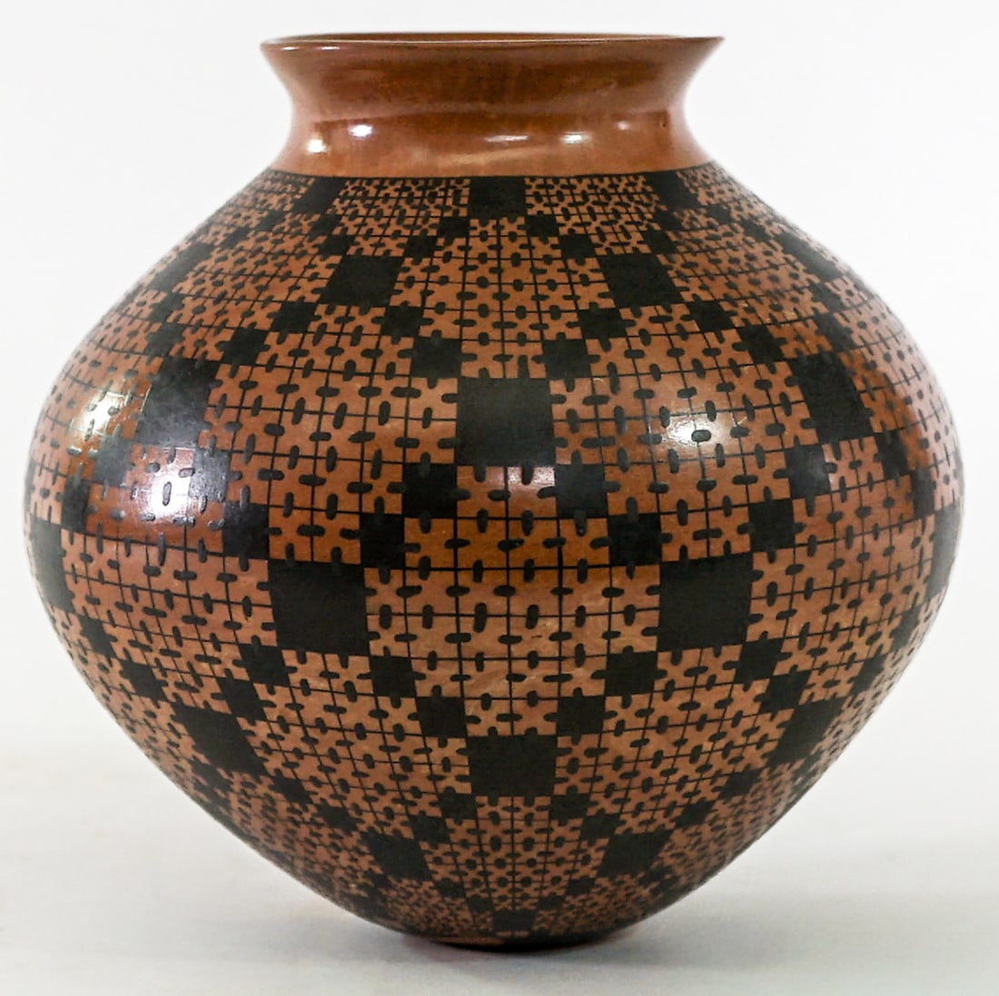 Lazaro Ponce (Mata Ortiz) 6IN Olla SIGNED: Lazaro Ponce (Mata Ortiz) olla vase signed underside. Measures 6 in. tall x 6 in. x 6 in. No evident cracks, chips or repairs. Lot measures 6 in. H x 6 in. W x 6 in. D for shipping purposes only. The 