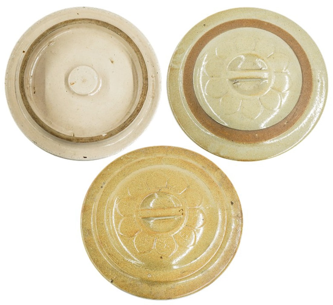Daisy Pedal 5 or 6 Gallon Crock Lid: Measures 13 inches diameter x 2 inches. For shipping purposes measures 14 x 6 x 6 inches. Edge chip, underside chip. Our in-house shipping department will gladly pack and ship any item that fits into