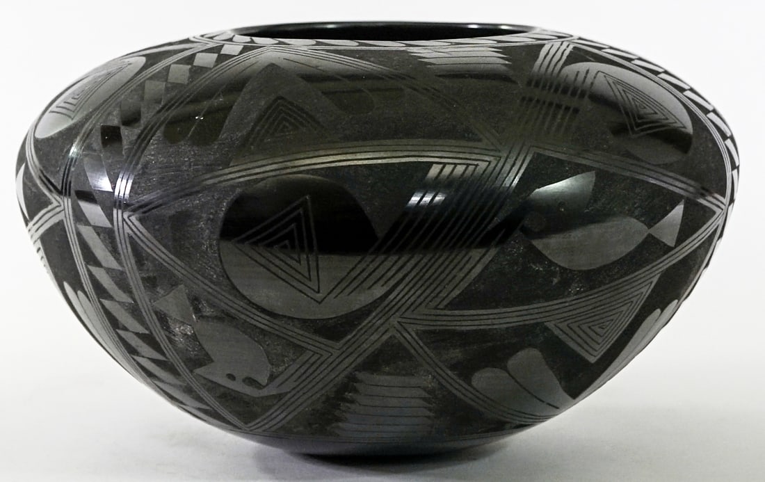 Roberto Banuelos (Mata Ortiz) Blackware SIGNED: Roberto Banuelos (Mata Ortiz) black on black pottery vase bowl. Measures 7 in. tall x 10 in. diameter. No evident cracks, chips or repairs. Lot measures 7 in. H x 10 in. W x 10 in. D for shipping