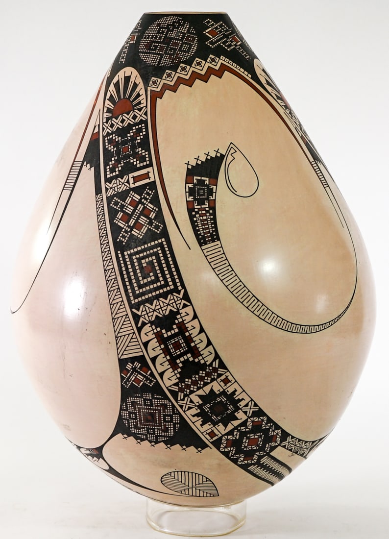Damien E. Quezada 15IN Polychrome Olla: Damien E. Quezada (Mata Ortiz) polychrome 15IN olla vase. Measures 15 in. tall x 10 in. diameter. No evident cracks, chips or repairs. Lot measures 15 in. H x 10 in. W x 10 in. D for shipping purposes