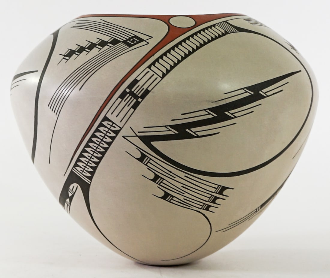 Jesus Nunez (Mata Ortiz) SIGNED 6.75in Pottery: Jesus Nunez (Mata Ortiz) polychrome pottery olla vase signed underside. Measures 6.75 in. tall x 8 in. diameter. No evident cracks, chips or repairs. Lot measures 6.75 in. H x 8 in. W x 8 in. D for