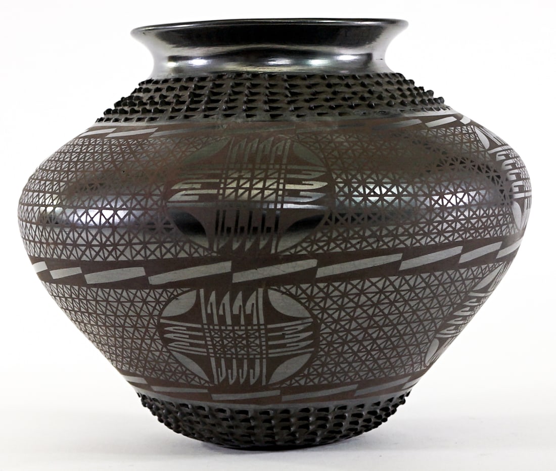 Cesar Sandoval (Mata Ortiz) 7.5IN Pottery Vase: Cesar Sandoval (Mata Ortiz) black on black pottery vase signed underside. Measures 7.5 in. tall x 8.5 in. diameter. No evident cracks, chips or repairs. Lot measures 7.5 in. H x 8.5 in. W x 8.5 in. D