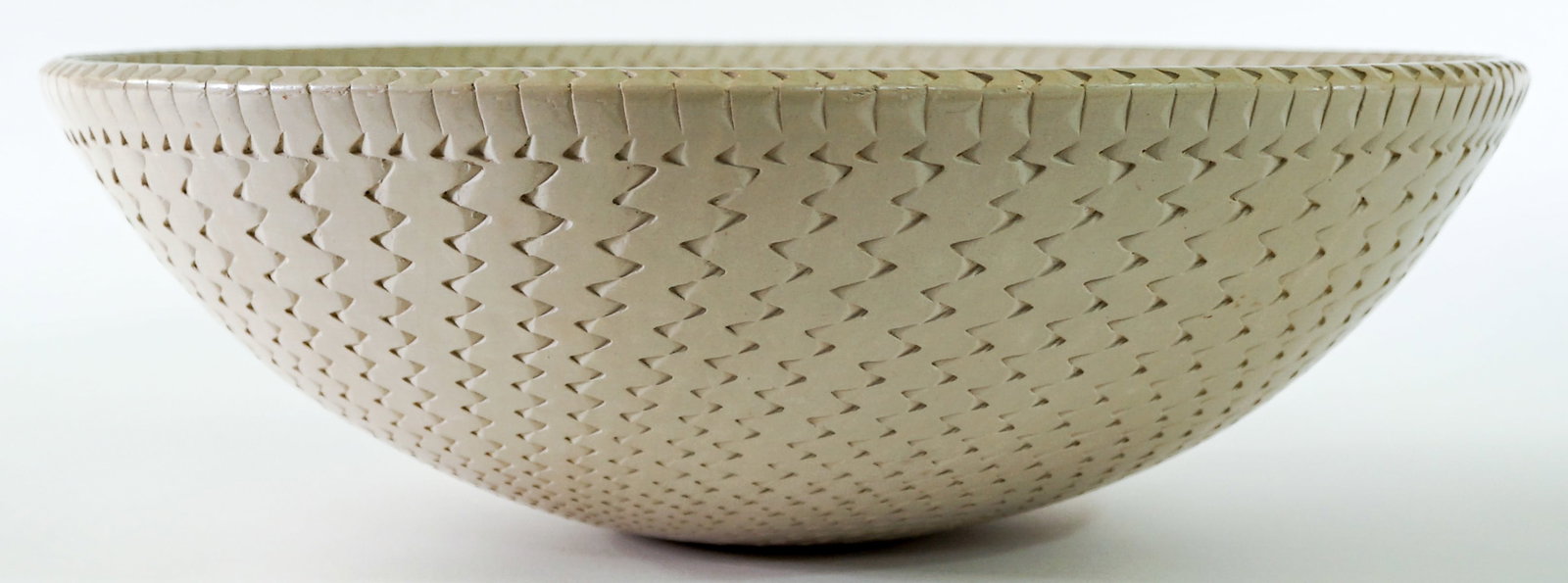 Reynaldo Quezada (Mata Ortiz) 14.5IN Bowl SIGNED: Reynaldo Quezada (Mata Ortiz) signed underside. Measures 14.5 in. across x 5 in. high. No evident cracks, chips or repairs. Lot measures 5 in. H x 14.5 in. W x 14.5 in. D for shipping purposes only. T
