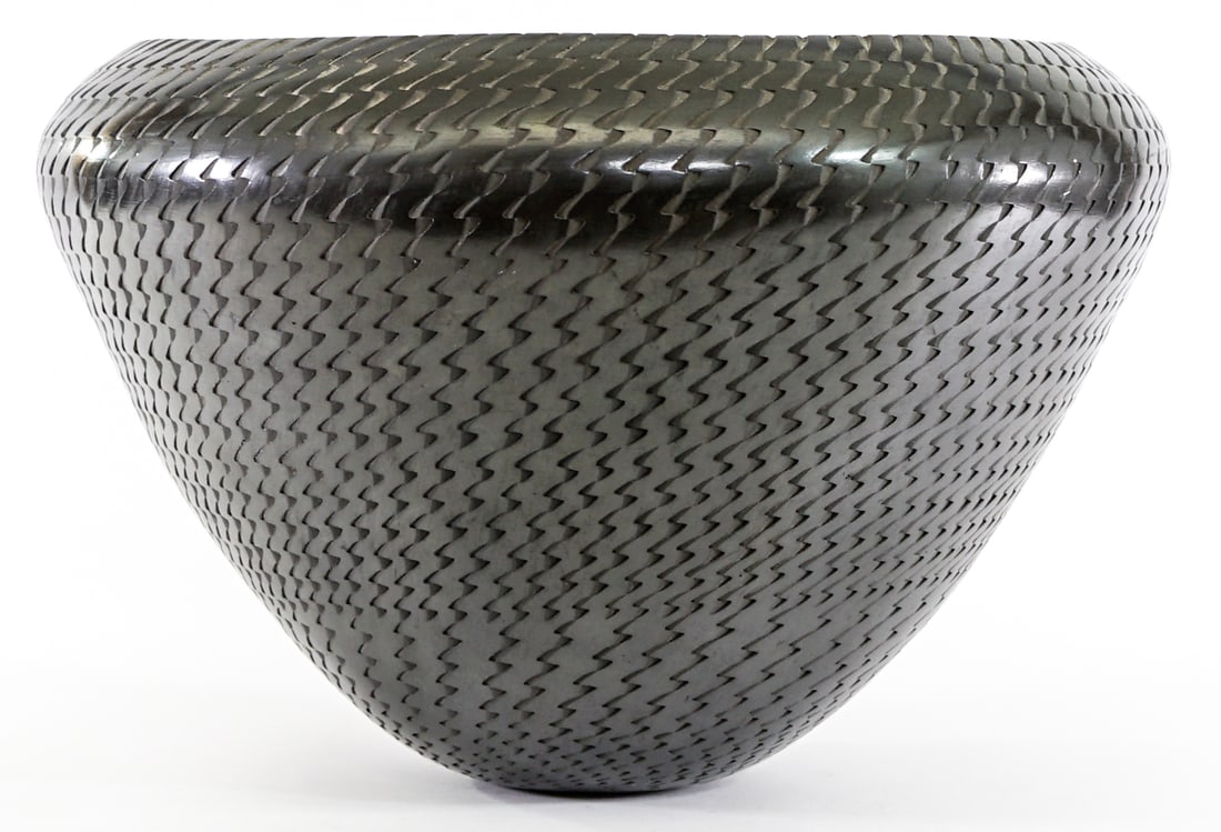 Reynaldo Quezada (Mata Ortiz) Blackware Olla Vase: Reynaldo Quezada (Mata Ortiz) large pottery blackware signed underside. 9.5 tall x 14 in. diameter. No evident cracks, chips or repairs. Lot measures 9.5 in. H x 14 in. W x 14 in. D for shipping