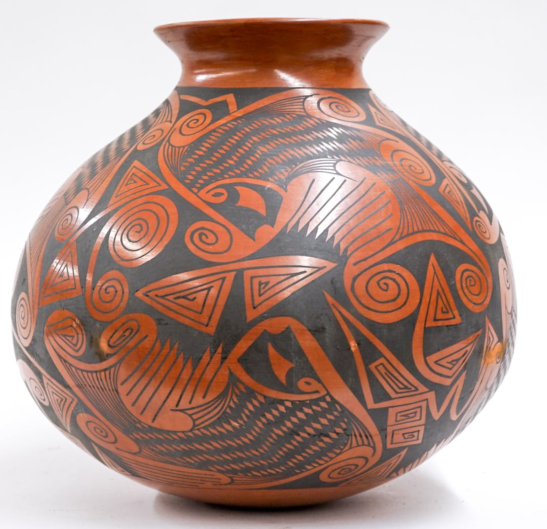 Gloria Hernandez SIGNED Pottery Vase Olla: Gloria Hernandez (Mata Ortiz) pottery vase signed underside. Measures 12.75 in. tall x 12 in. diameter. No evident cracks, chips or repairs. Scuffed with marks. Lot measures 13 in. H x 12 in. W x 12 i