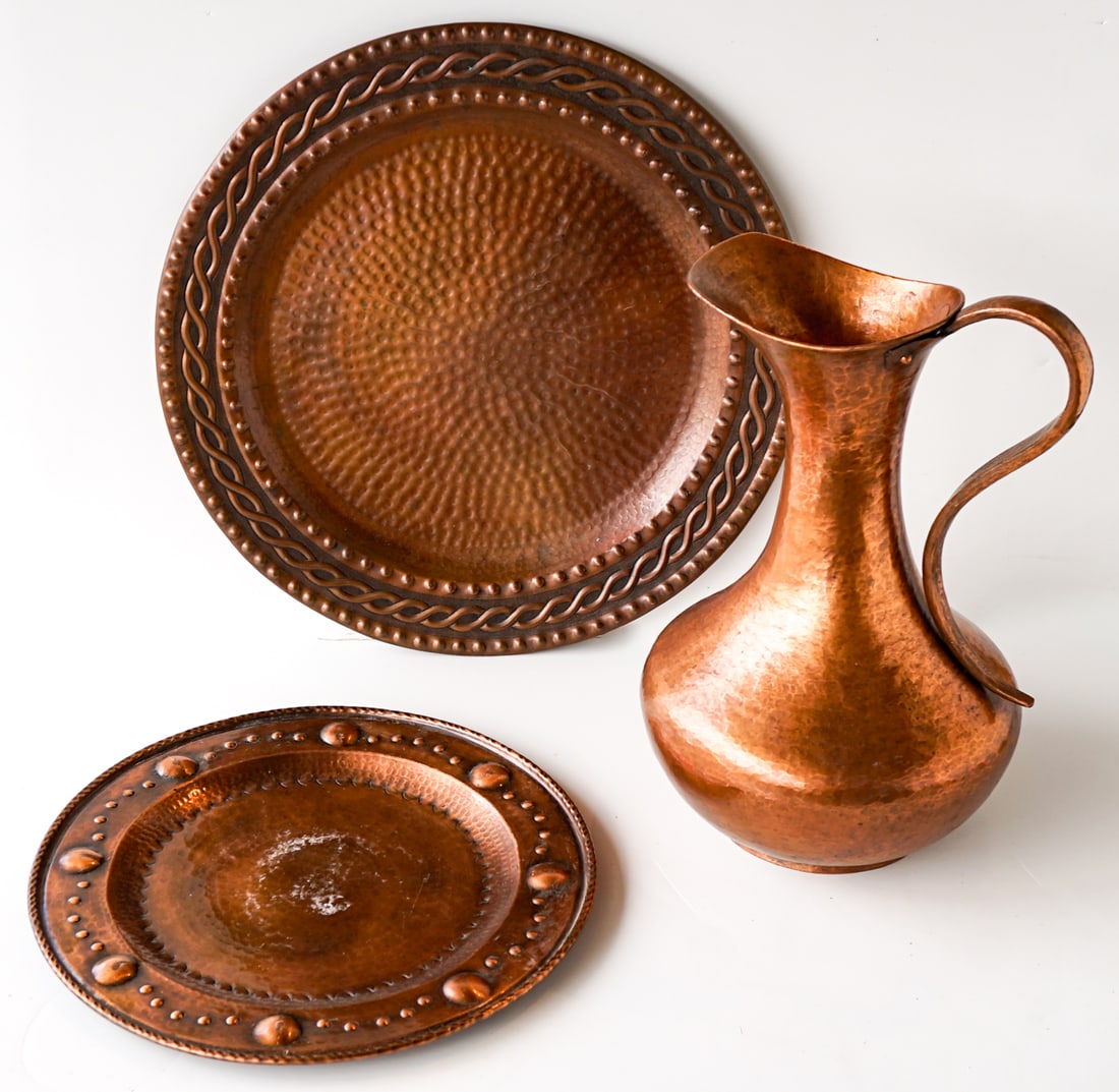 Large Copper Pitcher & Two Trays: A large copper pitcher measuring 16 x 10.5 x 7.5 inches and two trays measuring 15 and 19.5 inches diameter. For shipping purposes the lot measures 17 x 20 x 20 inches. Excellent condition. The absenc