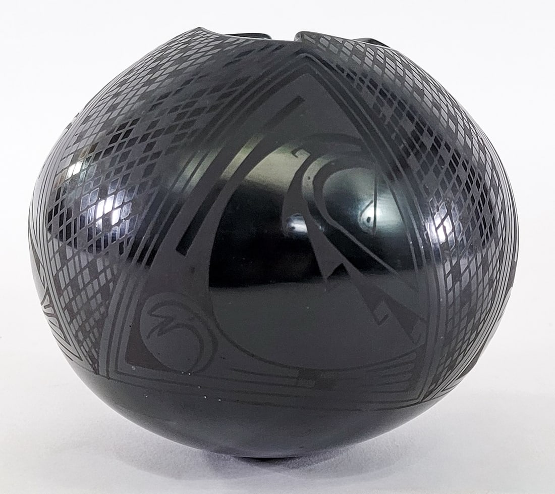 Reynalda Quezada SIGNED Blackware Pottery Vase: Reynalda Quezada (Mata Ortiz) black on black pottery vase signed underside. Measures 5 in. tall x 5 in. diameter. No evident cracks, chips or repairs. Lot measures 5 in. H x 5 in. W x 5 in. D for