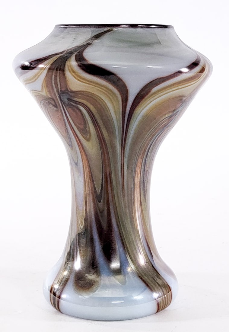 Orient and Flume 8IN Vase 1974: Early Orient and Flume vase measures 8 in. tall x 5.5 in. diameter. Rim measures 3.375 in. across. No evident cracks, chips or repairs. Lot measures 8 in. H x 5.5 in. W x 5.5 in. D for shipping purpos