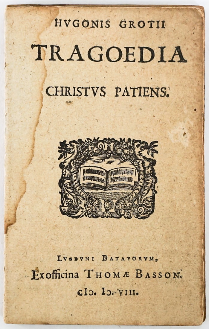 Tragoedia Christus Patiens - Hugo Grotius: First edition of Hugo Grotius’ famous Latin play on the Lord’s Passion. Woodcut "music" mark on title. Softcover. 61 pp. 1508 [=1608]. Leiden Th. Basson. Note some sections detached from string bi