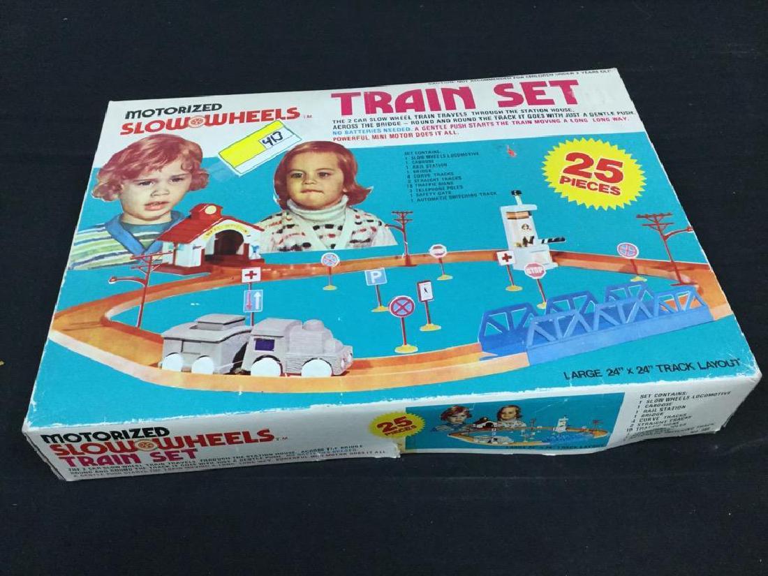 NASTA INDUSTRIES MOTORIZED "SLOW WHEELS" TRAIN SET. 25 (1 of 4)