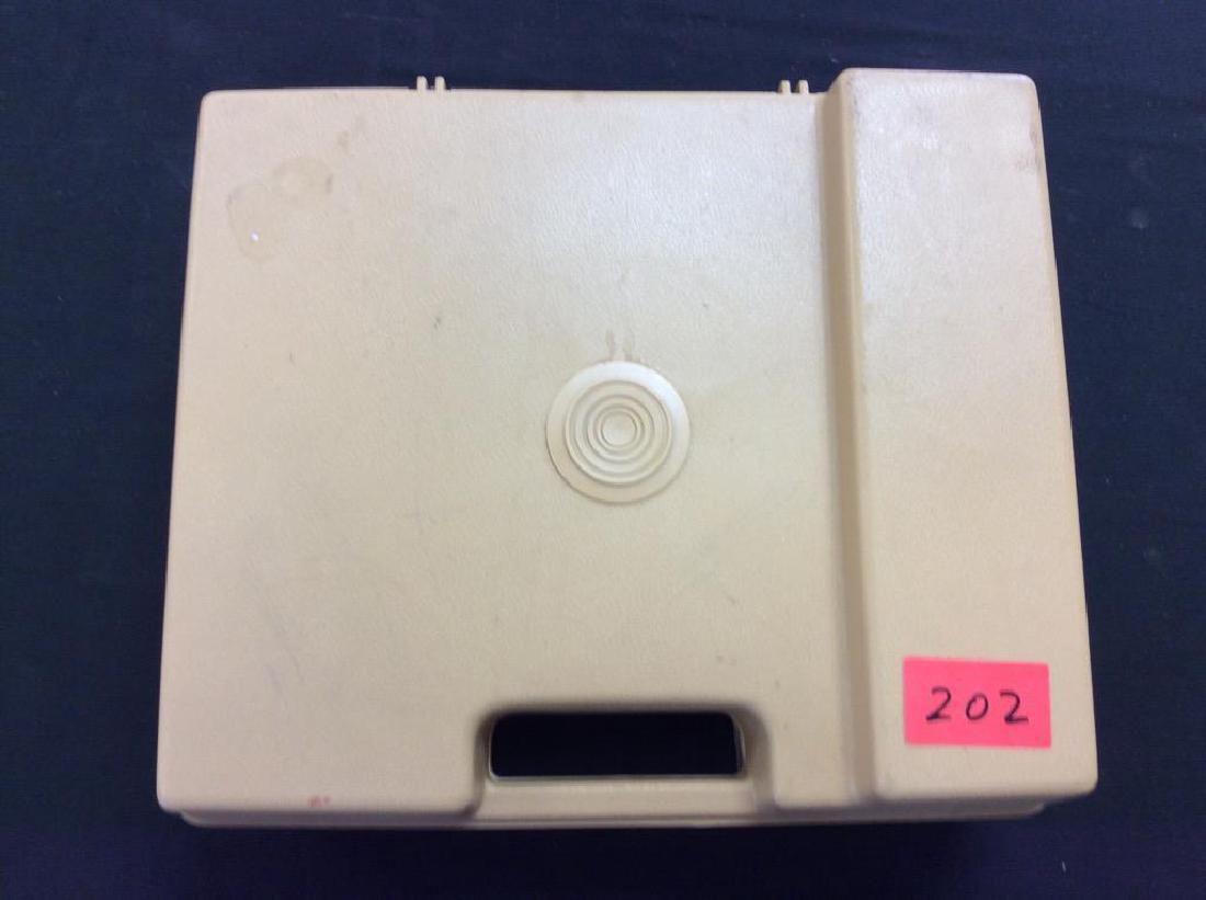 VINTAGE 1978 FISHER PRICE KIDS ELECTRIC PHONOGRAPH.: VINTAGE 1978 FISHER PRICE KIDS ELECTRIC PHONOGRAPH. 33/45. No BOX