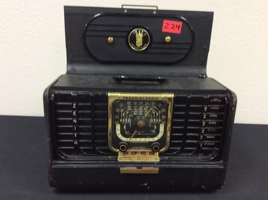 VINTAGE ZENITH TRANSOCEANIC PORTABLE RADIO MODEL 8G005