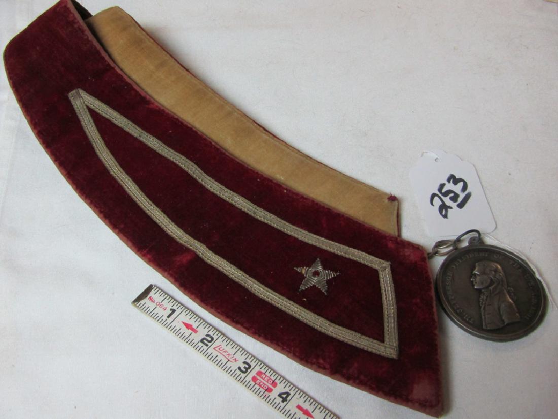 Peace medal: Thomas Jefferson peace medal with velvet collar (?) 20TH. Century