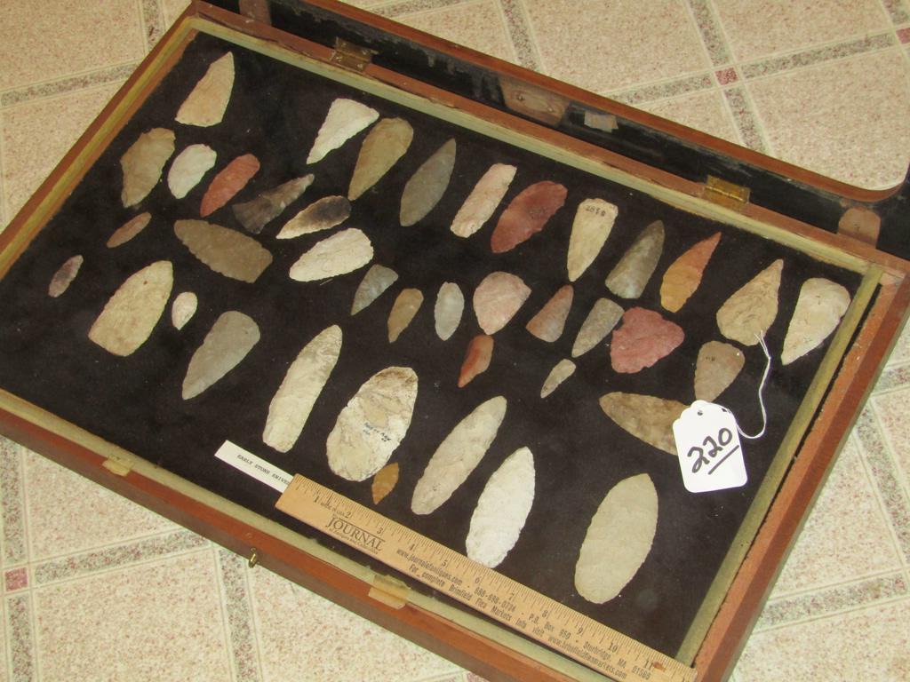 40 tools: Large frame with 40 pc. Flint tools