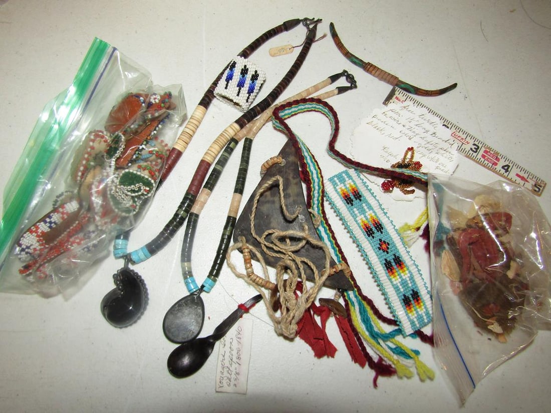 Beadwork: Bag with njumerous beadwork, various dates