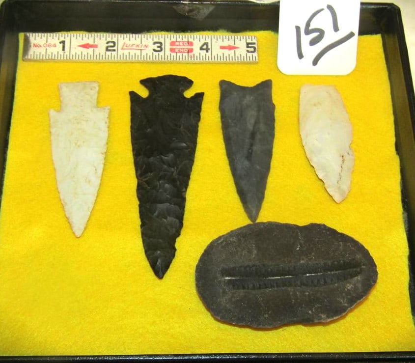 4 Arrowheads: Display with 4 pc glued points and fossil