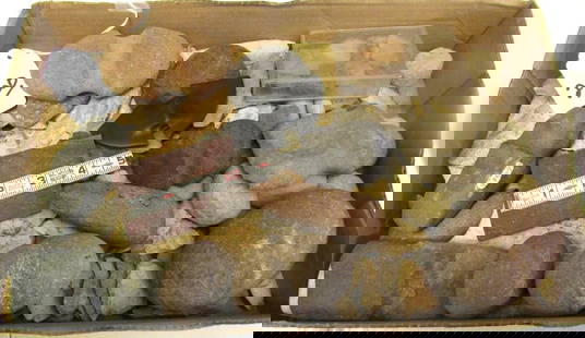 17 pc misc: Box with 17 pc misc. flint and stone items