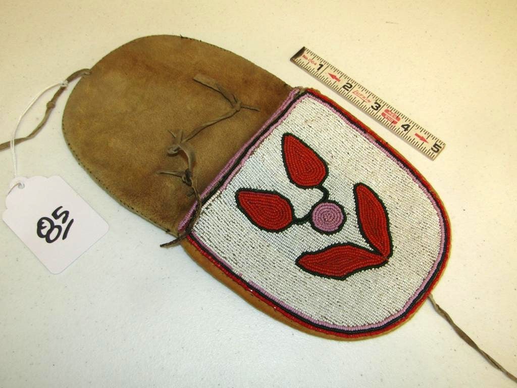 Flap pouch: Nez Perce woman's beaded flap pouch, 6" x 5", cloth lined, good cond