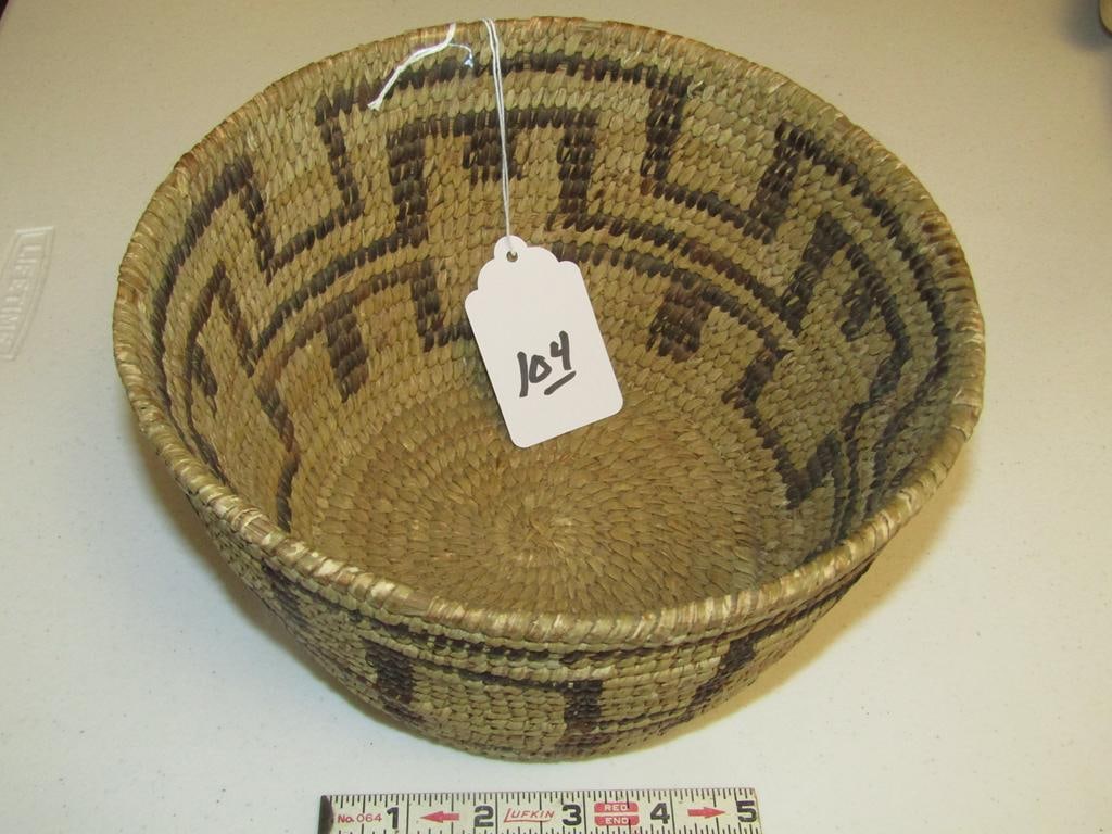 Basket: Papago round 9" x 5" basket, good conditioin