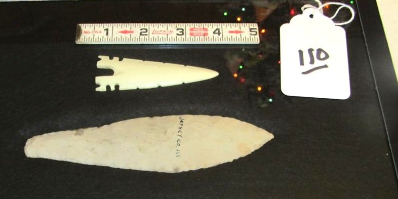 2 points: Display wiith 6 3/6" Morse knife and plastic point