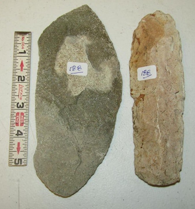 2 knives: Box with 2 large flint knives including 7" gray quartz knife