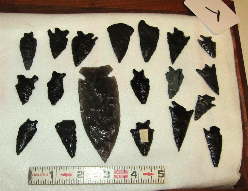 19 points: Wood display with 19 pc obsdian flint points