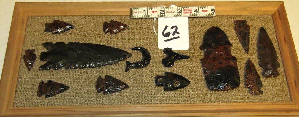 14 points: Wood display with 14 various colored items