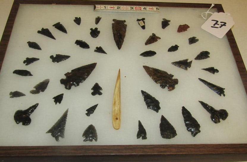 41 points: Large display with 41 various points and 4" bone awl