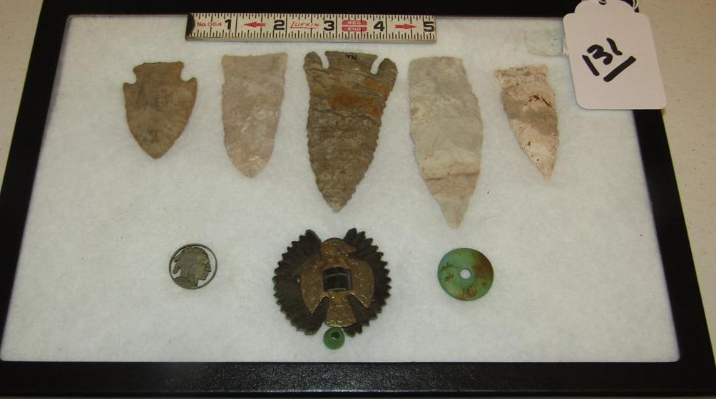 5 points etc: Display with 5 pc various points, 1935 nickel cut tie tack, eagle and bead,