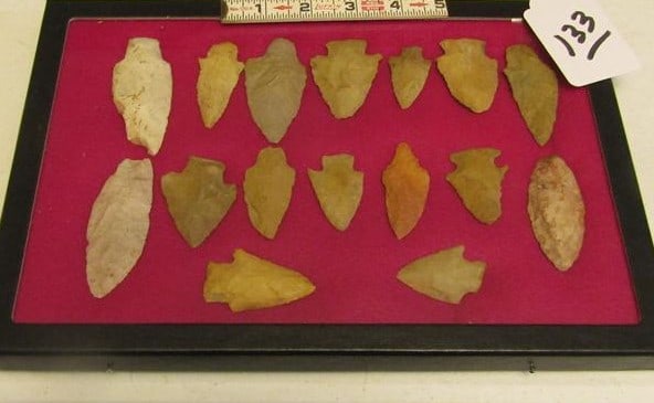 16 points/tools: Display with 16 pc flint points and tools