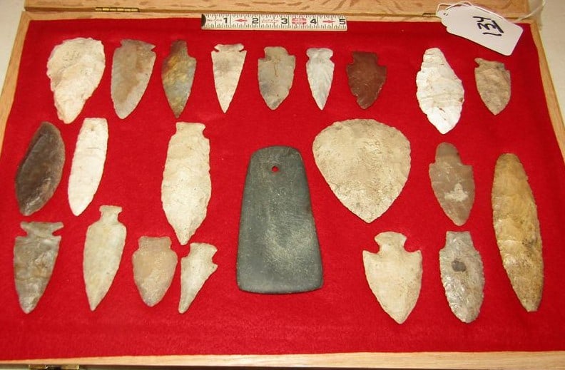 22 points etc: Wood display with 22 pc (including slate pendant) various points, largest 4 3/4"