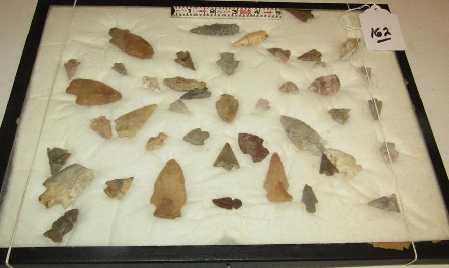 Numerous points: Large display with numerous flint points and tools, largest 2 5/16"