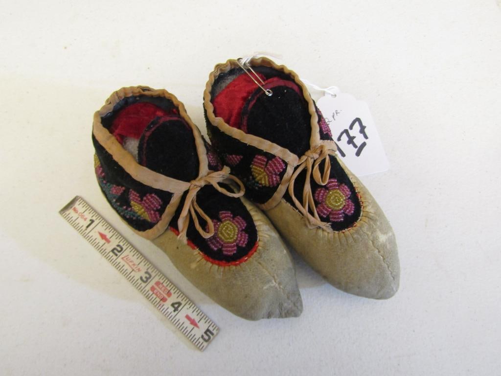 Moccasins: Great Lakes 6" child's beaded moccasins with beaded cuffs, good cond