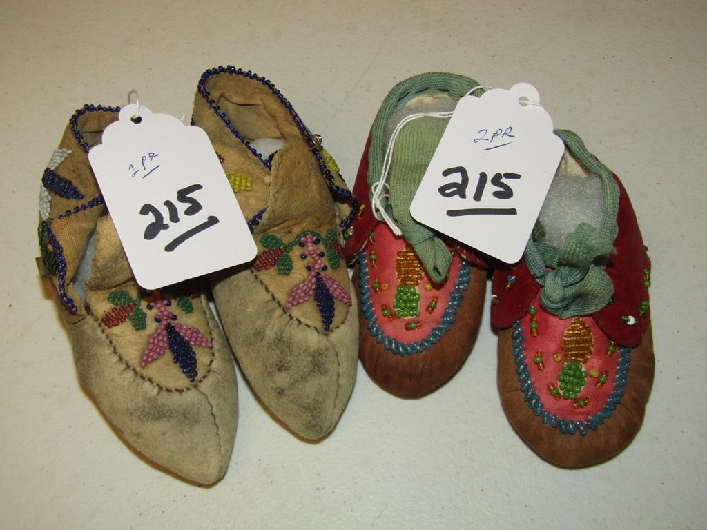 2 pr Moccasins: 2 pr of Iroquois beaded child's moccasins, 5" and 4 1/2", good cond