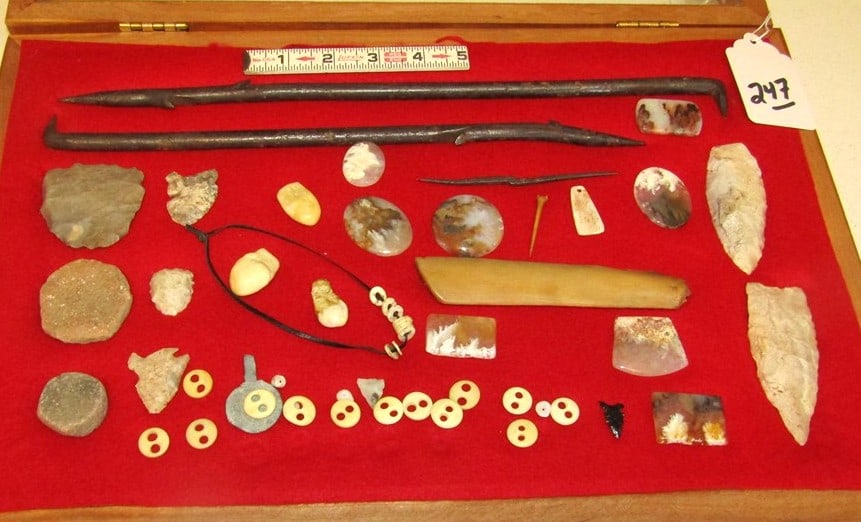 Misc items: Wood display case with numerous misc items including metal trapping tool, flint points, etc etc