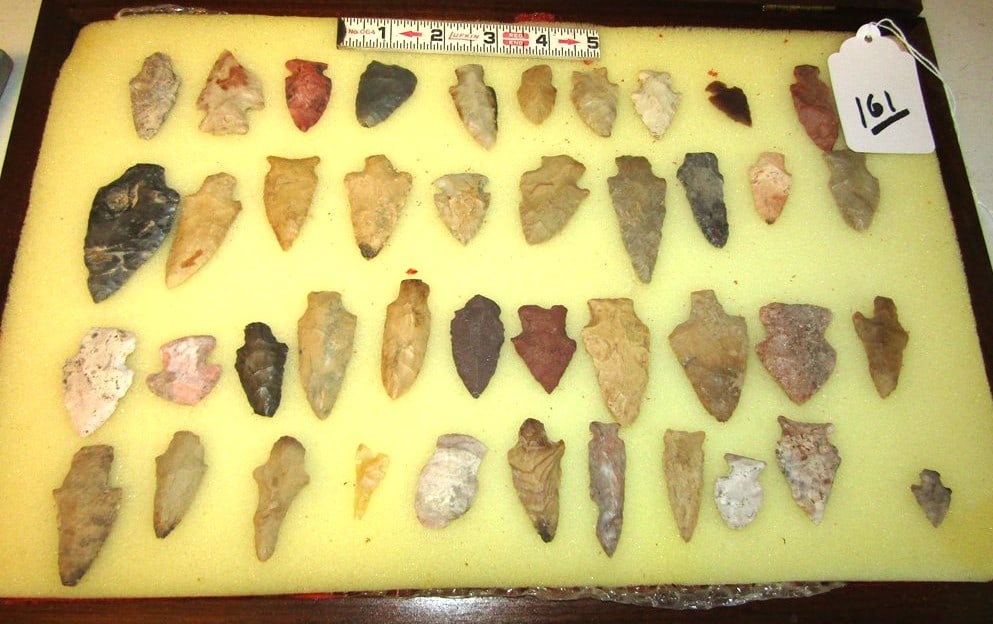 40 points: Wood case with 40 various type points, largest 2 5/8"