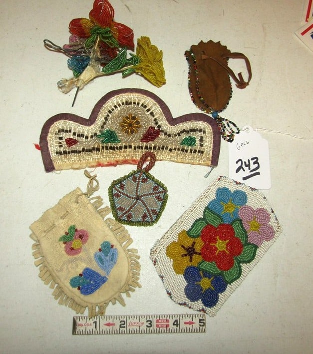 6 pc misc: Box with 6 pc misc items, beadwork