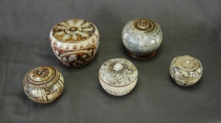 5 Early Sawankolok Lidded Jars. H from 5-8cm - 2