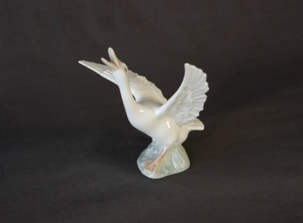 Lladro Goose Figure. Wings outstretched. H 14cm - 2