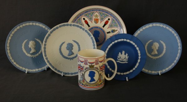 6 Pieces Wedgwood Queen Elizabeth Commemorative W: 6 Pieces Wedgwood Queen Elizabeth Commemorative Ware. 4 Japserware Silver Jubilee plates; white china plate & mug. Largest Dia 25.5cm